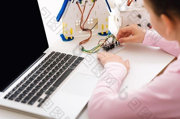 女孩构建机器人编程移动PC