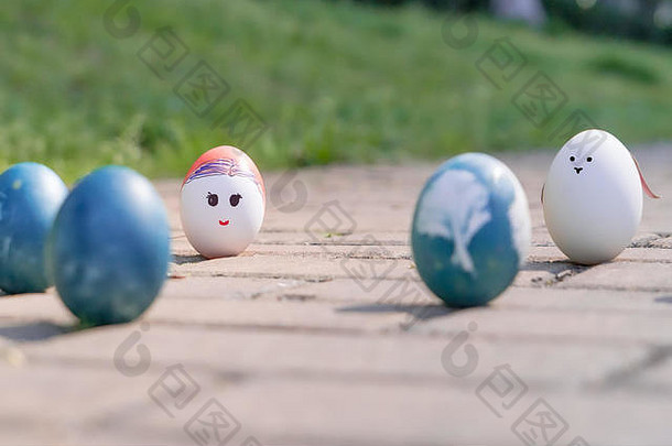 复活节快乐，可爱的男孩有机复活节彩蛋，彩蛋上画脸，复活节节日装饰，复活节概念背景与空间