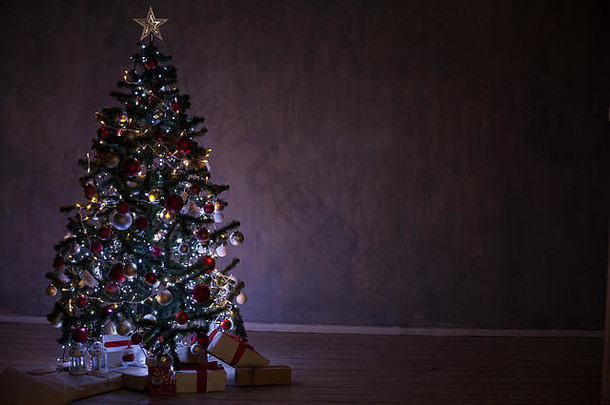 圣诞树上的彩灯装饰着新的一年的家