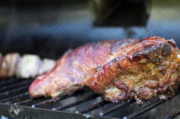 阿根廷烧烤，肉食生活方式。户外烤肉是大型聚会和小型家庭活动的传统食物。