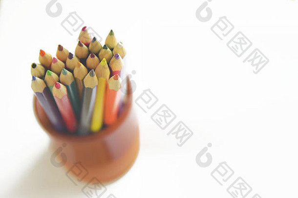 彩色的铅笔粘土能白色木桌子上艺术教训类空复制空间编辑器的内容