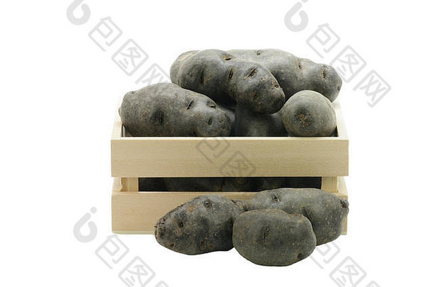 盒子/板条箱中的黑维多莱特或紫色马铃薯（中国特鲁菲）。在白色背景上