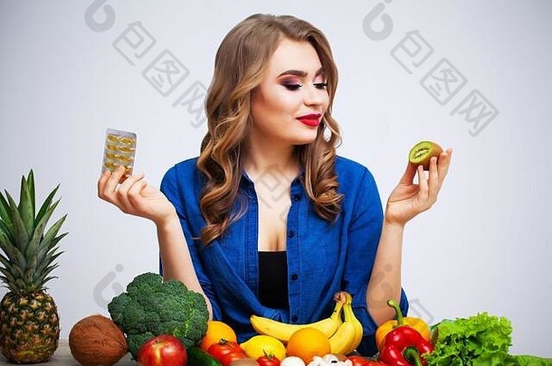 女人表格持有猕猴桃药片背景水果蔬菜