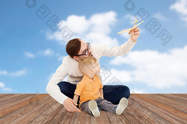 爸爸和小儿子在玩玩具<strong>飞机</strong>