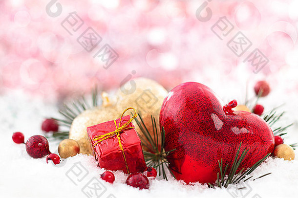 圣诞装饰与红心，礼物和浆果。