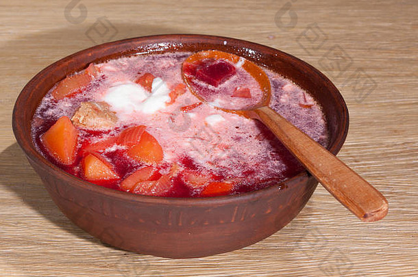 国家乌克兰食物罗宋汤酸奶油木勺子粘土板橡木表格