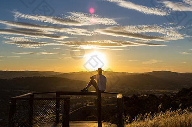 澳大利亚新南威尔士州阿尔伯里，一个年轻人正在看日落