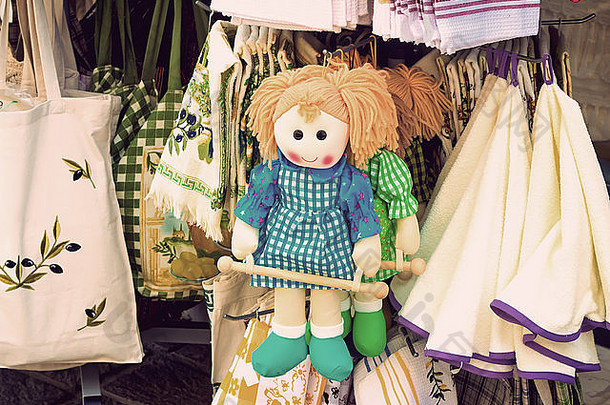 店面上陈列着漂亮的玩具：最初设计的这种材料的娃娃，以及许多其他有趣的纪念品
