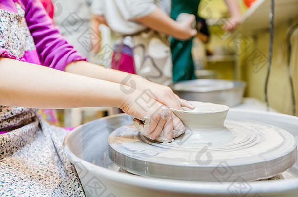 陶器车间孩子们孩子手塑造粘土轮