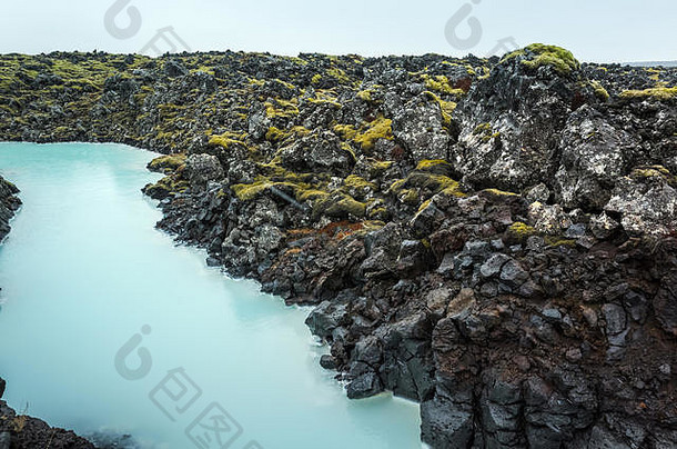 冰岛，蓝色泻湖附近的运河。这座天然地热温泉是冰岛游客最多的景点之一