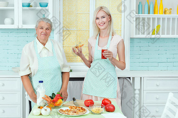 祖母和一位年轻女子在厨房准备素食。