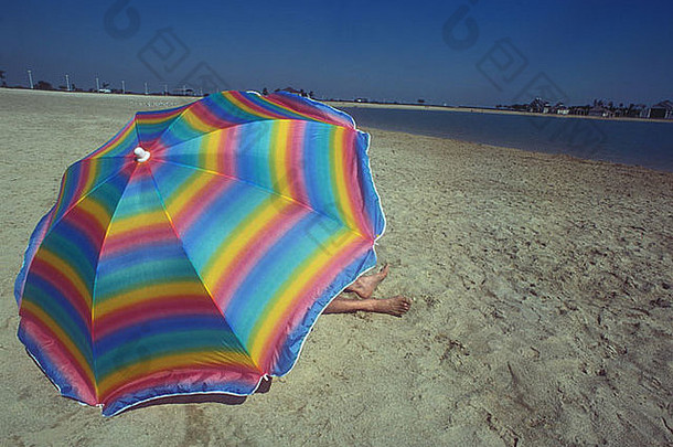 色彩斑斓的海滩伞