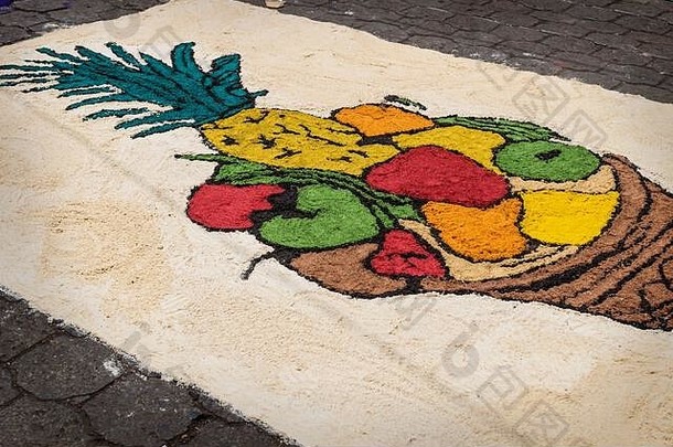 Alfombra，带水果碗的彩色锯末地毯，为危地马拉圣地亚哥阿提特兰复活节的塞马纳圣诞老人制作
