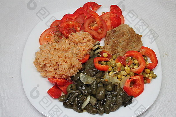 开胃的新鲜辛辣素菜，烤大豆，果肉红番茄，蘑菇，煮饭，红辣椒，豌豆和玉米