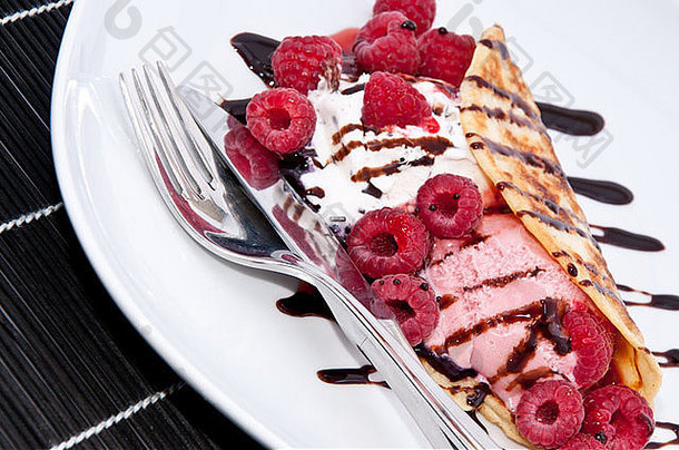 新鲜的使树莓冰奶油锅蛋糕装饰新鲜的树莓巧克力糖浆