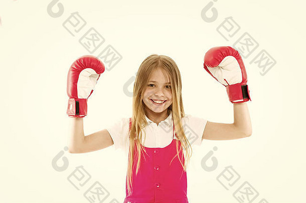 儿童和儿童保育。儿童运动员展示力量。快乐的孩子在拳击手套上隔离了白色。小女孩在训练或锻炼前微笑。体育活动和能量。