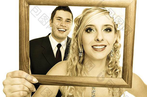 婚礼一天肖像快乐新娘女人女孩新郎男人。夫妇木框架孤立的白色工作室拍摄