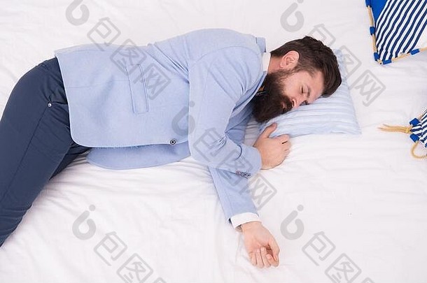 尽可能地睡觉。留胡子的男人穿着婚纱睡觉。穿着正装睡觉的时髦人士。睡觉时间。就寝时间。健康的睡眠习惯。晚<strong>安好</strong>好睡一觉。