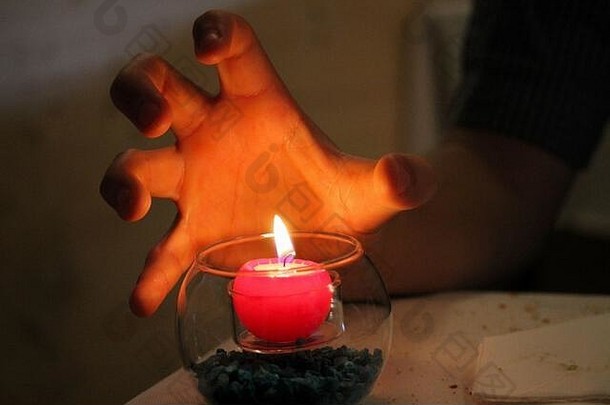 手形状爪子昏暗的基斯球形蜡烛床上小蓝色的鹅卵石球形玻璃蜡烛持有人令人不安的大气