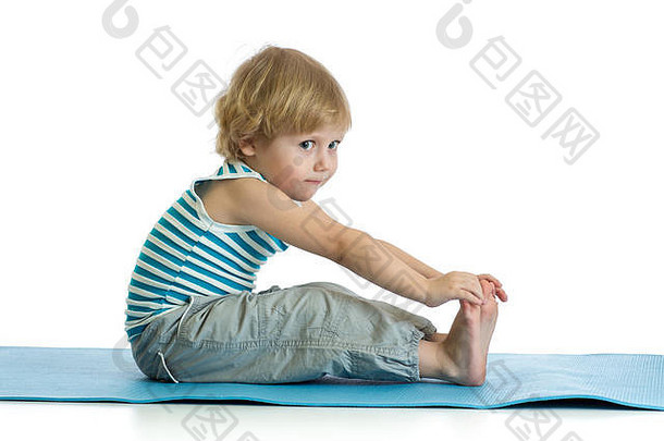孩子练习瑜伽伸展运动锻炼穿运动服装孩子孤立的白色背景