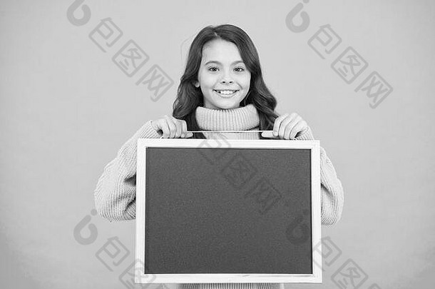 通知概念女孩持有空白黑板的地方通知请注意信息读通知通知事件可爱的女学生黑板上广告