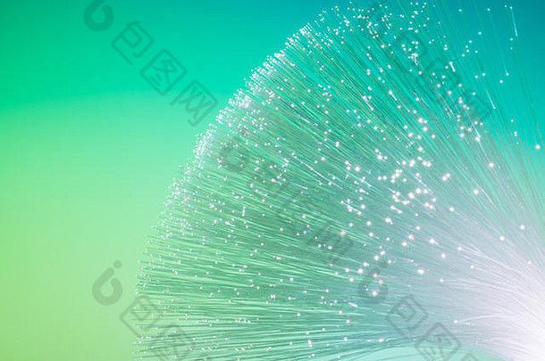 未来科技背景，绿黄背景光纤网络电缆末端特写，文本空间
