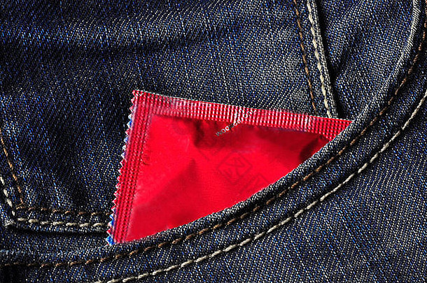 牛仔裤口袋里的红色避孕套
