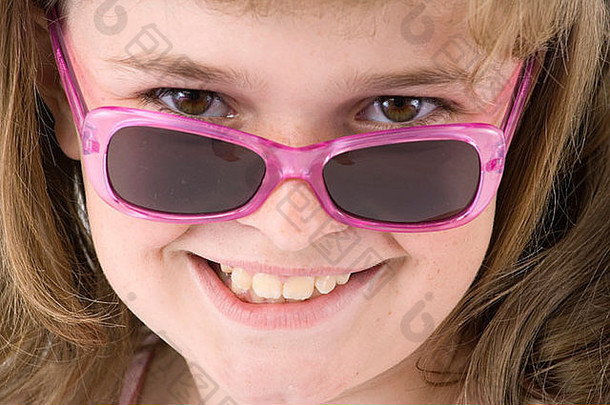 年轻的女孩穿粉红色的太阳镜特写镜头