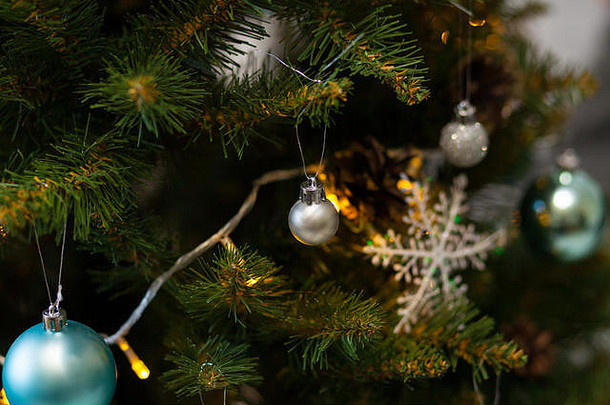 美丽的绿色圣诞节树装饰球花环特写镜头照片闪闪<strong>发光</strong>的背景