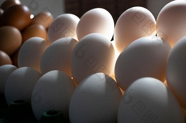 鸡蛋堆放在厄瓜多尔基多的一个市场上准备出售。