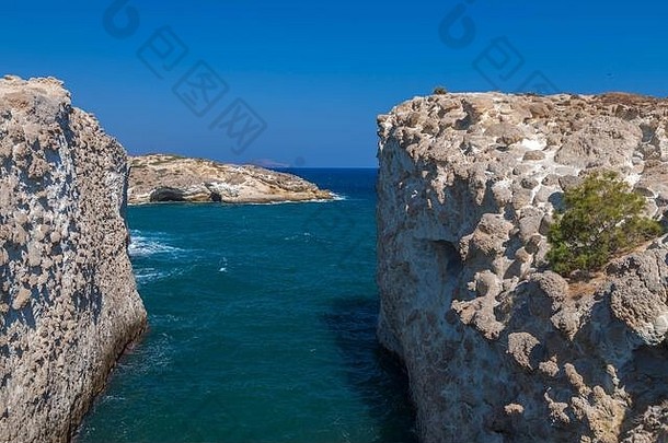 米洛斯岛海岸线。希腊基克拉德斯群岛。