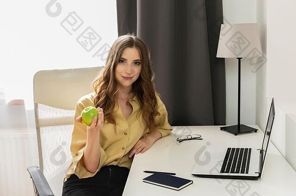 由于CVID2019冠状病毒疾病引起的隔离，该妇女留在家中。一个女人在电脑前工作而<strong>不出门</strong>。