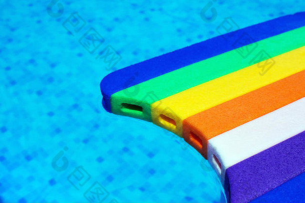 彩虹模式聚苯乙烯泡沫塑料游泳董事会踢脚板浮动游泳池水夏季假期休闲活动对象波兰语ID