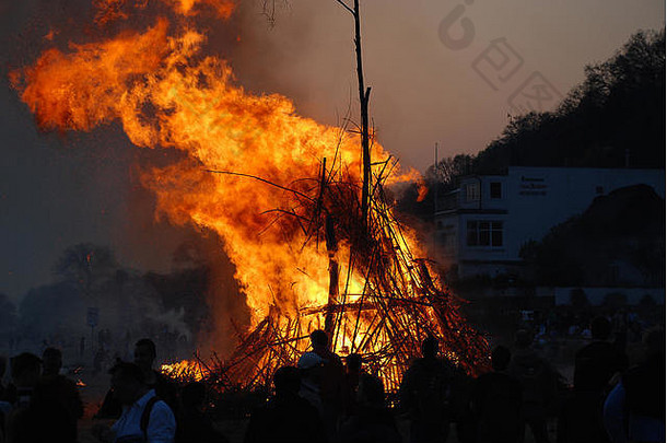 布兰肯尼斯的复活节之火（德国汉堡）。几个世纪以来，在神圣的星期六，复活节篝火一直是布兰肯尼斯的传统