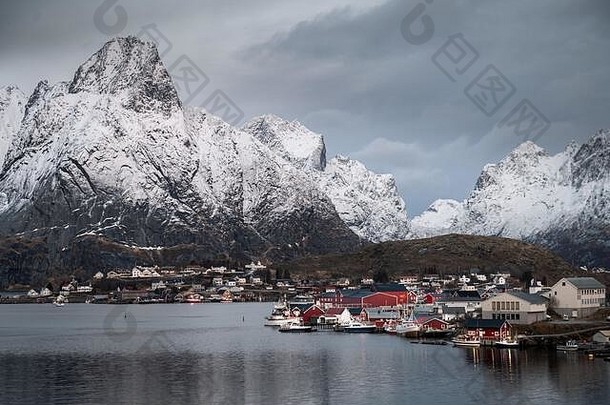 挪威罗弗敦群岛冬季美丽的雷恩渔村