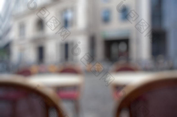 欧洲城市街道上的模糊咖啡馆