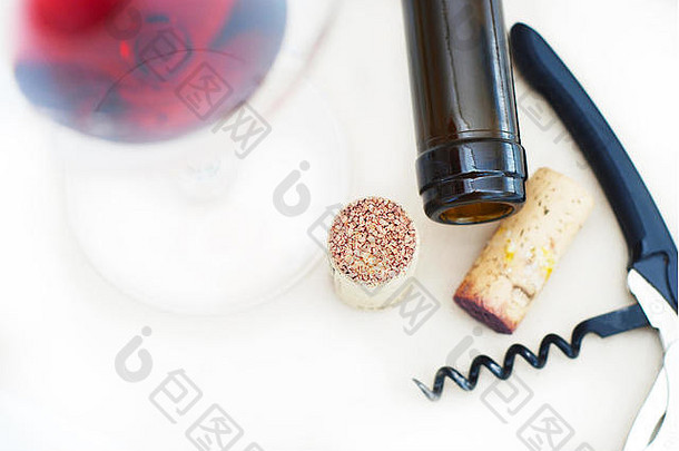 玻璃红色的酒螺旋酒瓶corcksisoalted白色前视图