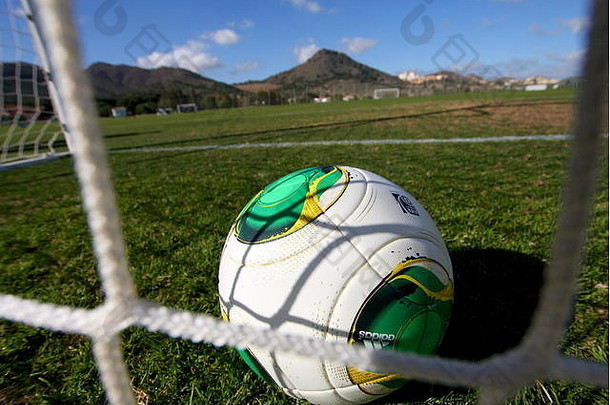 2014年2月，西班牙洛斯贝隆的La Manga俱乐部，普通足球队在球门内展示足球。托尼·亨肖摄