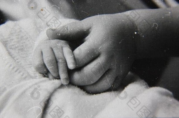 细古董黑色的白色摄影老兄弟姐妹持有小手新生儿婴儿