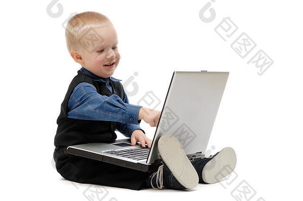 带着白色背景笔记本电脑的小男孩，与世隔绝