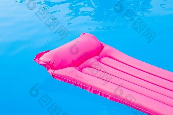 游泳池和粉色床垫，夏季和空池，假期和假日，水背景。多彩的夏日背景。