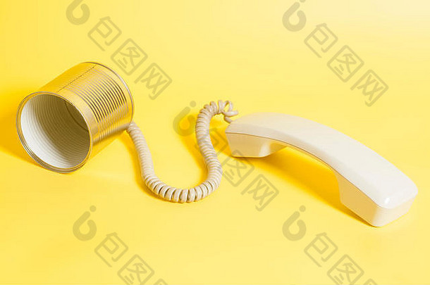 锡电话<strong>手机</strong>黄色的背景
