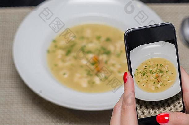 伟大的概念社会媒体女人手采取照片食物汤