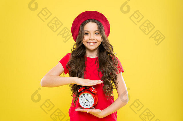 控制个人时间。一切都在控制之中。定义自己的生活节奏。时间表和时间。设置闹钟。小女孩抱着红色的钟。总是准时。永远不会太迟。