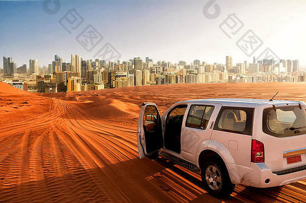 越野车辆沙漠沙子跟踪城市背景