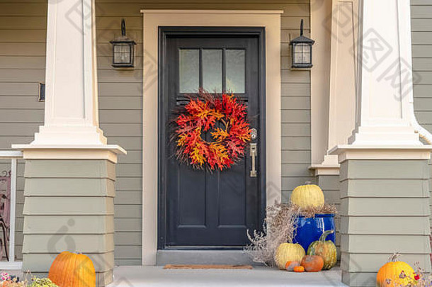 全景画框彩色秋季花环挂在前门上