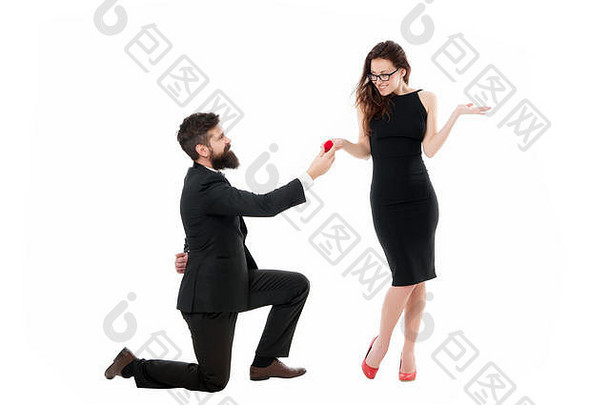 浪漫的地球但膝盖提出建议婚姻概念男人。持有红色的盒子浪漫的建议结婚的想法独特的婚姻建议