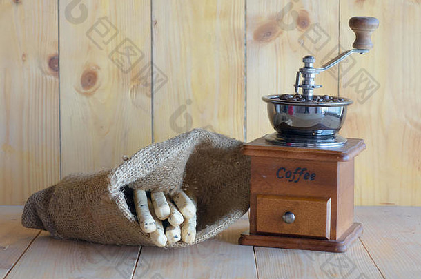 木制背景上的复古咖啡研磨机和糖果。