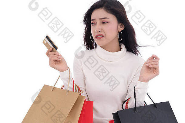 强调女人持有信贷卡购物袋孤立的白色背景