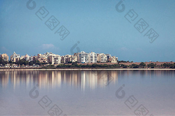 拉纳卡，从塞浦路斯盐湖城眺望城市